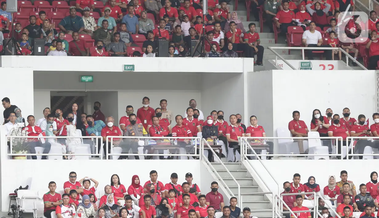 Presiden Republik Indonesia, Joko Widodo (tengah) menyaksikan laga kualifikasi Grup A Piala AFF 2022 antara timnas Indonesia melawan Kamboja di Stadion Utama Gelora Bung Karno, Jakarta, Jumat (23/12/2022). Egy Maulana Vikry dan Witan Sulaeman berhasil melesakkan gol ke gawang Kamboja hingga laga berakhir dengan kemenangan Indonesia 2-1. (Liputan6.com/Helmi Fithriansyah)