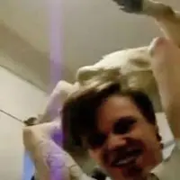 Sungguh tega kakak beradik ini. Mereka bersama-sama menyiksa seekor anjing peliharaan rumahnya sendiri di rumah. 