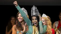 Ashley Burnham, kontestan dari Kanada mengekspresikan kegembiraannya saat dinobatkan sebagai pemenang ajang Mrs Universe 2015 di Minsk, Belarus, Sabtu (29/8/2015). (REUTERS/Vasily Fedosenko)