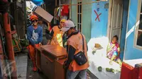 Sejumlah petugas membantu warga untuk memindahkan barang-barangnya setelah Pemprov DKI memberikan SP2 untuk segera mengosongkan dan meninggalkan rumah mereka di kawasan Pasar Ikan, Penjaringan, Jakarta, Rabu (6/4). (Liputan6.com/Yoppy Renato)