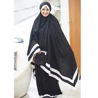 Mukena cantik yang dipakai selebriti. (sumber foto: @shireensungkar/instagram)