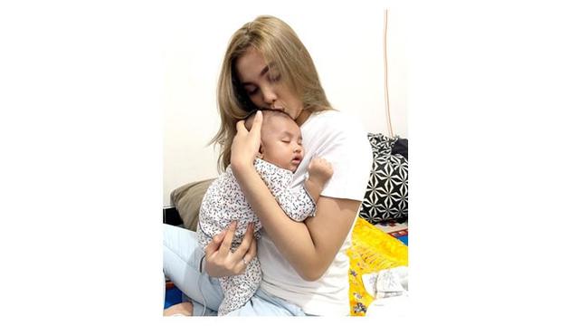 7 Potret Kebersamaan Raya Kitty dan Anak, Kompak Banget