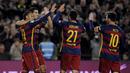 Para pemain Barcelona merayakan gol yang dicetal Luiz Suarez pada laga La Liga Spanyol di Stadion Cam Nou, Barcelona, Kamis (31/12/2015) dini hari WIB. (REUTERS/Stringer)