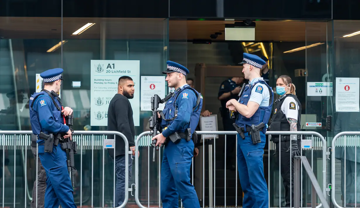 Polisi berjaga di luar pengadilan di Christchurch, Selandia Baru, 24 Agustus 2020. Pengadilan Tinggi di Christchurch memulai sidang putusan terhadap pelaku penembakan di masjid Christchurch.(Xinhua/Zhu Qiping)