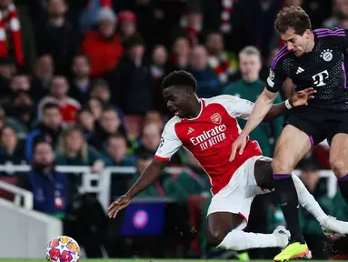 Gelandang Bayern Munich, Leon Goretzka (kanan) berebut bola dengan Bukayo Saka (Arsenal) selama pertandingan sepak bola leg pertama perempat final Liga Champions di Emirates Stadium, London, pada 9 April 2024. (Adrian DENNIS/AFP)