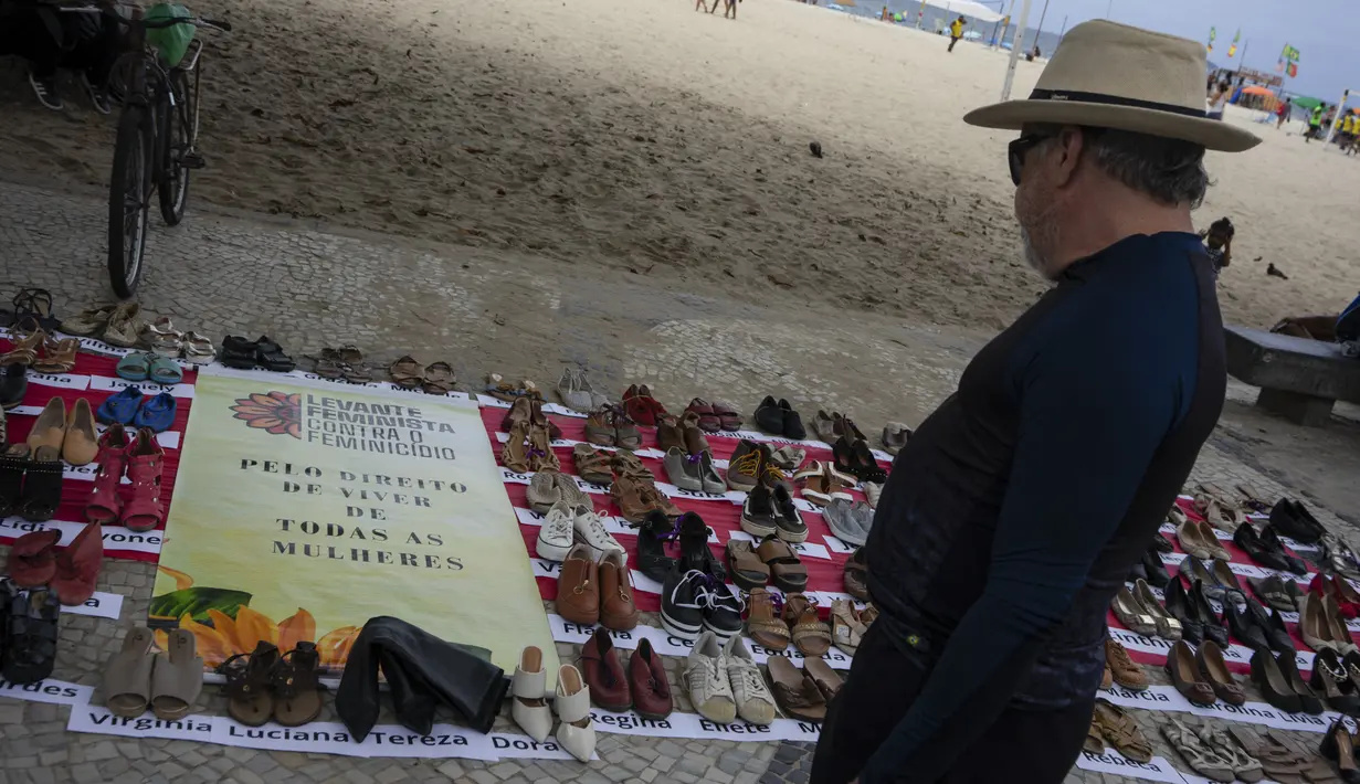 Di depan masing-masing sepatu terpasang nama seorang wanita untuk mewakili pembunuhan terhadap perempuan yang tercatat pada tahun 2022. (Tercio TEIXEIRA / AFP)