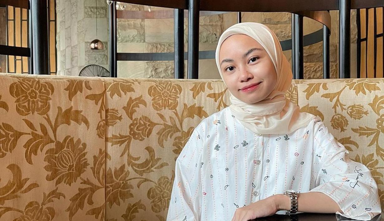 Penulis berparas manis ini terlihat elegan dengan outfit putih. Para penyuka karya Tsana atau akrab disapa Pasukan Teri tak ragu lontarkan pujian untuk Tsana terlihat cantik dengan pakai oufit putih. Kesan cerah dan ceria tampak ketika Tsana pakai outfit putih. (Liputan6.com/IG/@ntsana)