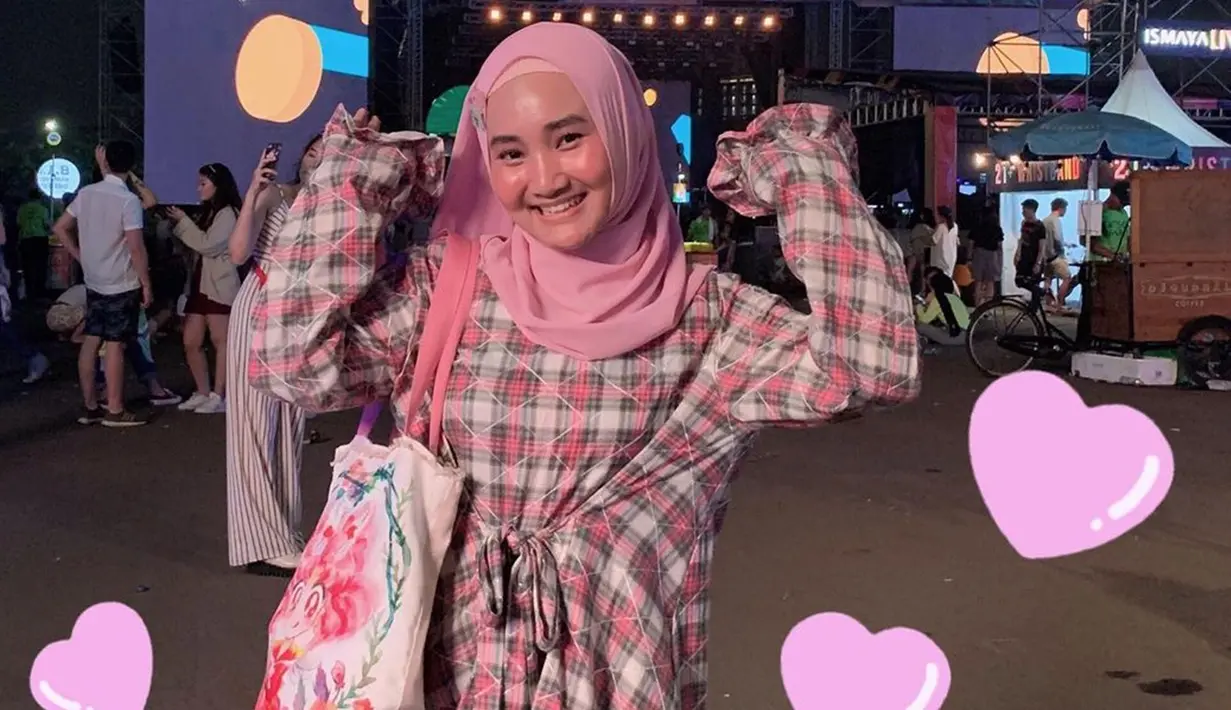 Gaya hijab Fatin yang sederhana namun tetap modis dan kekinian juga kerap curi perhatian netizen. ia pun cukup sering memadukan busana dan hijab yang digunakan dengan warna senada. (Liputan6.com/IG/@fatin30)