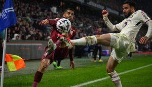 Bek Lille asal Indonesia, Calvin Verdonk (kanan), berebut bola dengan penyerang Rennes asal Yordania, Mousa Tamari, dalam pertandingan Ligue 1 Prancis di Roazhon Park stadium, Senin (16/3/2026) dini hari WIB. (Loic VENANCE / AFP)