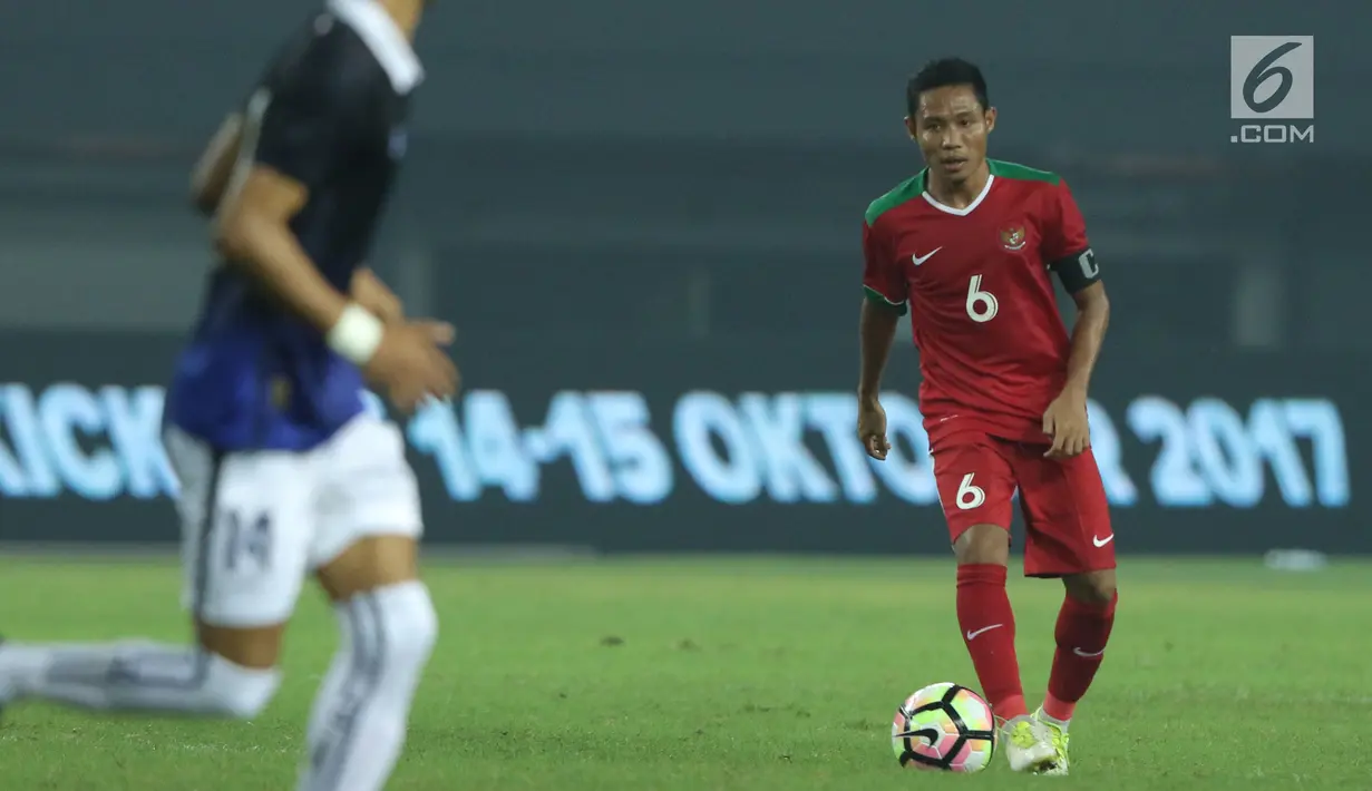 Gelandang Timnas Indonesia, Evan Dimas Darmono saat melawan Kamboja pada laga persahabatan di Stadion Patriot Candrabhaga, Bekasi, Rabu (4/10). Timnas Indonesia menang 3-1 atas Kamboja. (Liputan6.com/Helmi Fithriansyah)