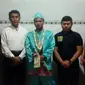 Delapan polisi mengawal calon pengantin menunaikan niatnya menikah. (Liputan6.com/Mohamad Fahrul)