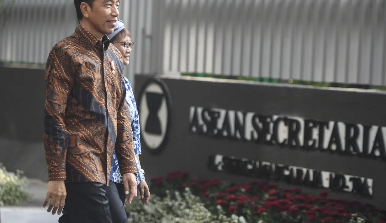 Selama perjalanan menuju Gedung Sekretariat ASEAN di Jakarta Selatan, mereka terlihat berbincang di dalam gerbong MRT. (FOTO: ANTARA FOTO/Hafidz Mubarak A/pool)