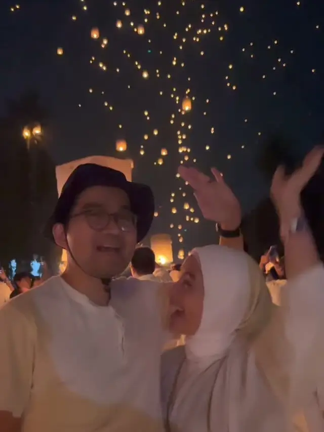 7 Potret Intan Nuraini Hadiri Festival Lampion Waisak 2024 di Candi Borobudur