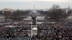 Warga AS berbondong-bondong menuju Gedung Capitol jelang pelantikan Donald Trump sebagai Presiden Amerika Serikat (AS) ke-45, Washington DC, AS, Jumat (20/1).(AFP Photo)