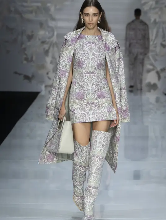 Koleksi SS24 sendiri  terinspirasi dari dimensi artistik “Arts and Crafts” n pada akhir abad ke-19, di mana kembalinya keahlian serta penggunaan bahan berkualitas tinggi yang berasal dari alam dan berkelanjutan.