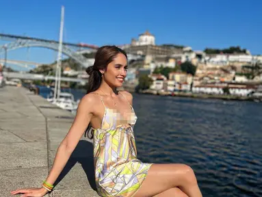 "Mengambil potret di Porto," tulis Cinta Laura dalam bahasa inggris di Instagram. Dirinya tampil seksi mengenakan dress motif pendek serta tak berlengan. Model dress itu memiliki bagian terbuka pada dada. Tak lupa juga, Cinta Laura mengenakan sepatu sneakers putih. (Instagram/claurakiehl)