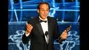 Alexandre Desplat menerima piala Oscar untuk komposer  terbaik dalam film "The Grand Budapest Hotel," menerima Oscar-nya di Academy Awards ke-87 di Dolby Theatre, Los Angeles, California, (22/2/2015). (Reuters/Mike Blake)