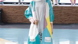 Seorang model memperagakan karya Naurah Putri di fashion show Islamic Fashion Institute. (Liputan6.com/Pool/IFC)