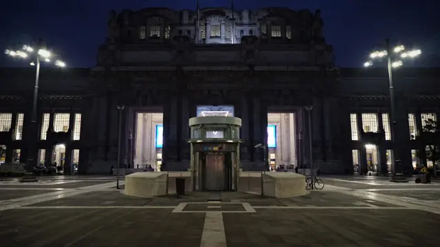 Milano Centrale, stasiun kereta terkenal di kota Milan, Italia