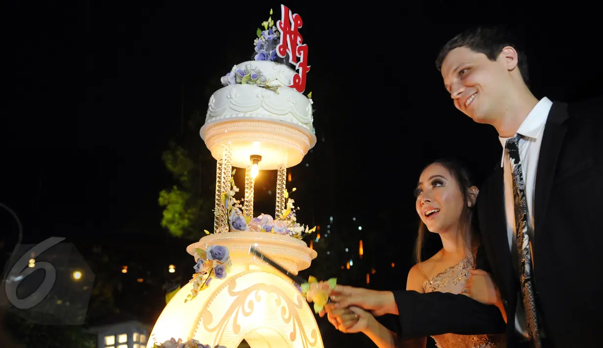 Nadia Vega bersama tunangannya Sultan Yaar Jorik Jacob Dozy memotong kue pesta di Kebun Raya Bogor, Jawa Barat, Sabtu (6/6/2015). Nadia menggelar acara lamarannya dengan konsep garden party. (Liputan6.com/Panji Diksana)