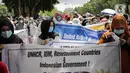 Sejumlah pengungsi Afghanistan membawa spanduk saat berunjuk rasa di kawasan Monas, Jakarta, Rabu (19/1/2022). Mereka menuntut kejelasan untuk berangkat ke negara ketiga setelah lama tinggal di pengungsian. (Liputan6.com/Faizal Fanani)