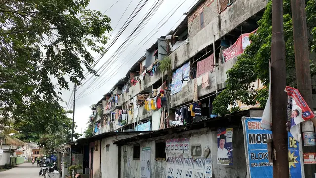 Kumuhnya Rumah Susun Palembang di Tengah Tumpukan Sampah