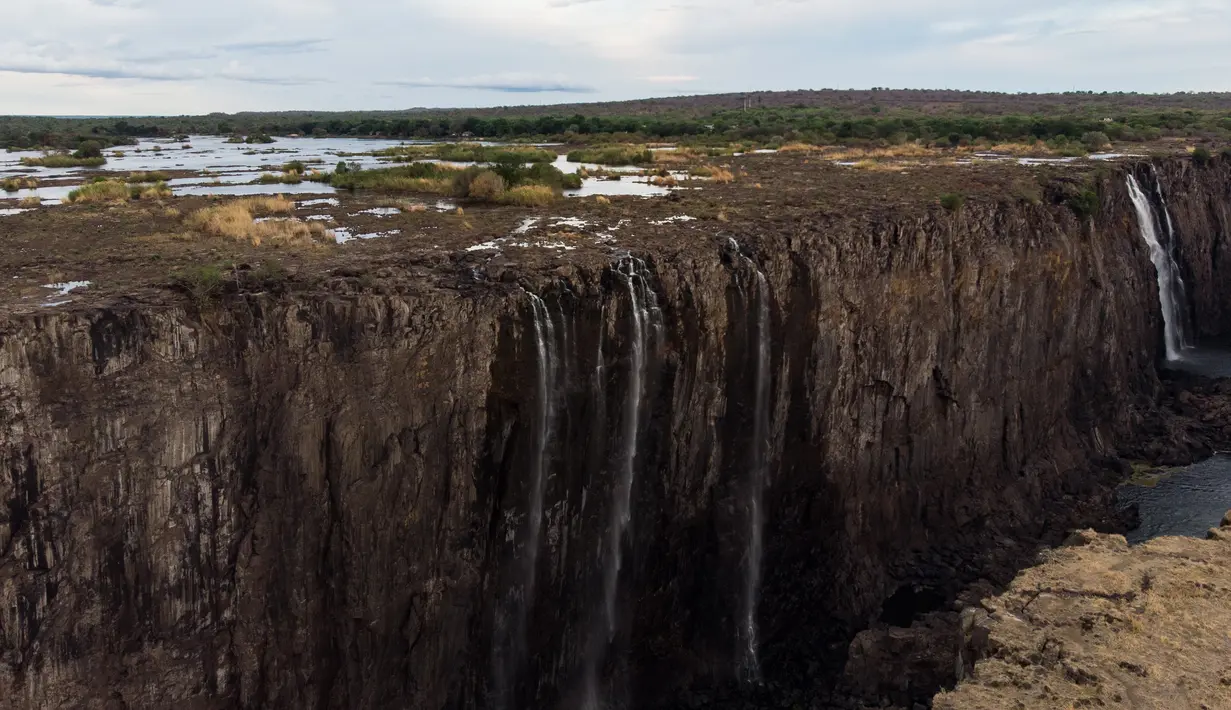 Pemandangan air terjun Victoria, salah satu air terjun terbesar di dunia, di Zimbabwe pada 10 Desember 2019. Musim kemarau yang terjadi membuat air terjun yang masuk dalam Situs Warisan Dunia UNESCO ini mengalami kekeringan terparah selama beberapa dekade lalu. (ZINYANGE AUNTONY/AFP)