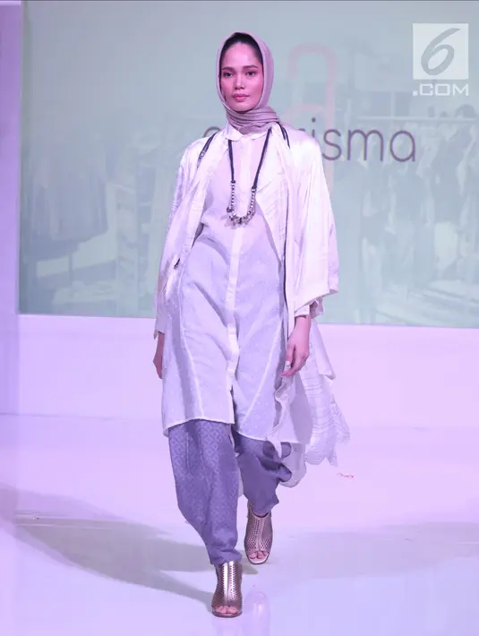 Model berjalan di atas catwalk mengenakan koleksi desainer Indonesia Fashion Chamber (IFC) dalam Fimela Fuchsia Market 2018 di Kota Kasablanka, Jakarta, Sabtu (26/5). (Liputan6.com/Arya Manggala)