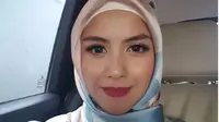 Kenakan hijab, Revalina S Temat cantik memesona. (instagram @vatemat)