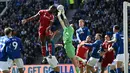 Skor 1-1 tak berubah hingga wasit memberikan waktu tambahan 11 menit. (AFP/Paul Ellis)