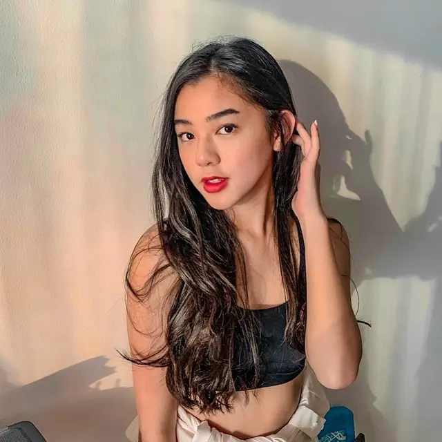 6 Potret Gabriella Ekaputri, Juarai Kontes Model Remaja hingga Jadi Bintang Web Series