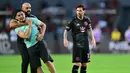 Pengawal Lionel Messi, Yassine Cheuko mengamankan seorang penyusup lapangan dalam laga persahabatan antara Inter Miami melawan Sporting San Miguelito di Stadion Romeo Fernandez, Panama, Amerika, Senin (03/02/2025) waktu setempat. (AFP/Martin Bernetti)