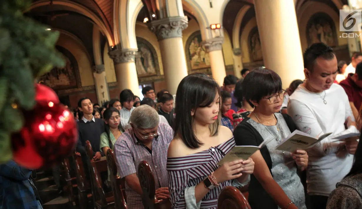 Umat Katolik berdoa saat melaksanakan misa Natal di Gereja Katedral, Jakarta, Selasa (25/12). Natal tahun 2018 di Gereja Katedral Jakarta diselenggarakan dengan mengusung tema Yesus Kristus Hikmat Bagi Kita. (Liputan6.com/Faizal Fanani)