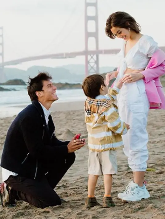 Foto yang diambil dengan latar belakang Golde Bridge ini menjadi bukti dimana Richard Kyle melamar Jessica Iskandar. Tidak ketinggalan juga si kecil, El Barack yang ikut berfoto (Liputan6.com/IG/inijedar)