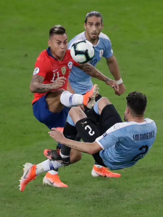 Pemain timnas Chile, Eduardo Vargas berebut bola dengan bek timnas Uruguay, Jose Gimenez pada laga terakhir grup C Copa America 2019 di stadion Maracana, Senin (24/6/2019). Uruguay berhasil melaju ke perempatfinal dengan status juara Grup C usai mengalahkan Chile 1-0. (AP/Eraldo Peres)