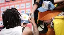 <p>Pebasket Pantai Gading, Nisre Zouzoua memberikan tanda tangan kepada penonton yang didominasi para pelajar setelah berakhirnya laga kedua Grup G Piala Dunia FIBA 2023 melawan Iran di Indonesia Arena, Senayan, Jakarta, Senin (28/08/2023). (Bola.com/Bagaskara Lazuardi)</p>