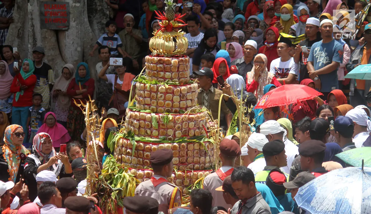Sebuah gunungan apem pada perayaan haul Kiai Ageng Gribig di Jatinom, Klaten, Jawa Tengah, Jumat (26/10). Perayaan haul Kiai Ageng Gribig dilakukan dengan upacara Yaqowiyu atau sedekah bumi dengan menyebar apem. (Liputan6.com/HO/Agus)