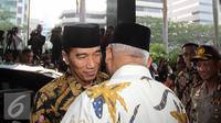 Presiden Jokowi disambut Plt. Ketua KPK Taufiqurachman Ruki saat tiba di Gedung KPK , Jakarta, Kamis (9/7/2015). KPK menggelar buka puasa bersama yang dihadiri oleh sejumlah pejabat negara. (Liputan6.com/Helmi Afandi)