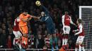 Kiper Arsenal, Petr Cech, berusaha menepis bola saat melawan Liverpool pada laga Premier League di Stadion Emirates, London, Jumat (22/12/2017). Kedua klub bermain imbang 2-2. (AFP/Ian Kington)