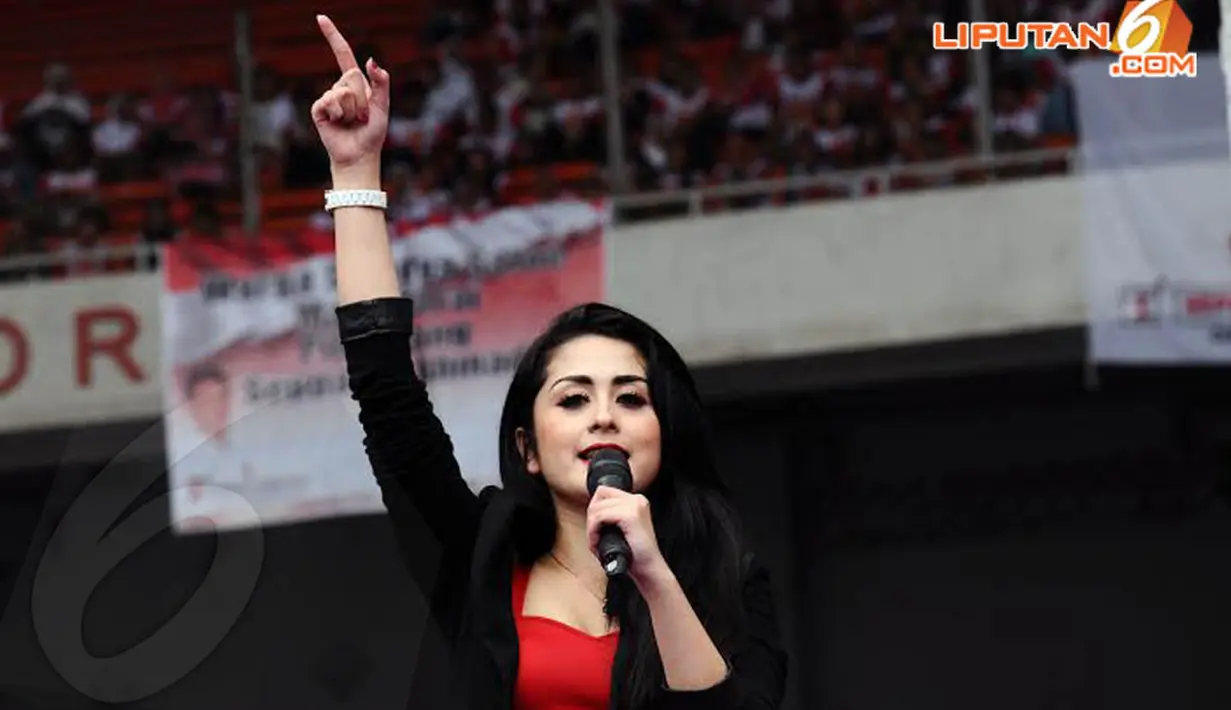 Pedangdut Silvi Kitty pun tuidak mau kalah memanas kampanye Partai Gerindra di Stadion GBK Jakarta (Liputan6.com/Helmi Fithriansyah)