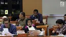 Kepala BPHN, Enny Nurbaningsih (tengah) saat rapat RUU KUHP dengan Komisi III DPR, Jakarta, Senin (5/2). Rapat membahas isu yang masih tertunda seperti pasal terkait pidana mati, penghinaan kepala negara,  perzinaan dan LGBT. (Liputan6.com/Johan Tallo)