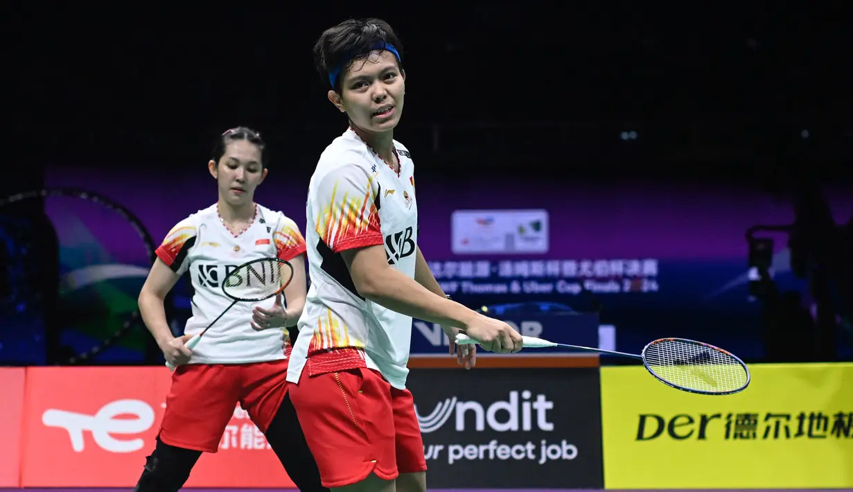 Ekspresi pebulu tangkis Indonesia, Siti Fadia (kanan) saat berpasangan dengan Ribka Sugiarto ketika melawan wakil China, Chen Qing Chen/Jia Yi Fan dalam laga final Piala Uber 2024 di Hi-Tech Zone Sports Centre Gymnasium, Chengdu, China, Minggu (5/5/2024). Pasangan Fiadia/Ribka kalah dengan skor 11-21, 8-21. (AFP/Wang Zhao)