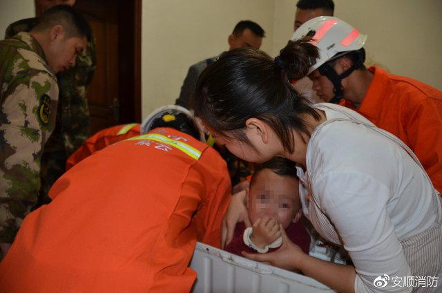 Balita yang terjebak di mesin cuci mengangis saat hendak ditolong | Photo: Copyright shangahaiist.com