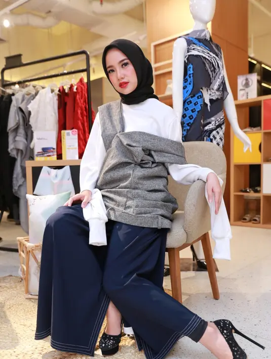 Kala itu, Chacha didoakan oleh Jedar agar dengan keputusan berhijabnya Chacha selalu istiqomah. Jedar pun sangat mendukung, asalkan Chacha berhijab dengan megikuti kata hatinya. (Adrian Putra/Bintang.com)