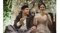 Berikut penampilan memesona Raisa dan Hamish Daud menjalani prosesi adat Sunda Ngeyeuk Sereuh jelang pernikahan/ (Foto: David Salim Photography dan Bridestory)