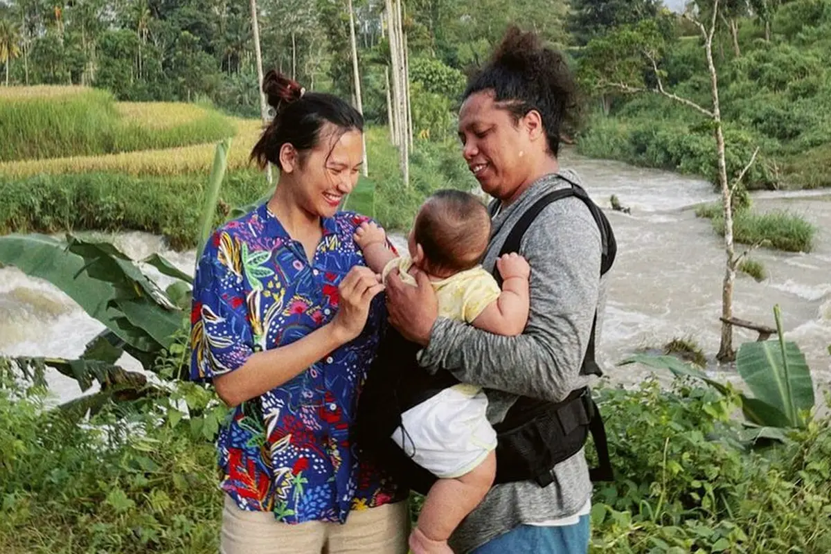 Potret Indah Permatasari dan Arie Kriting Saat Asuh Anak