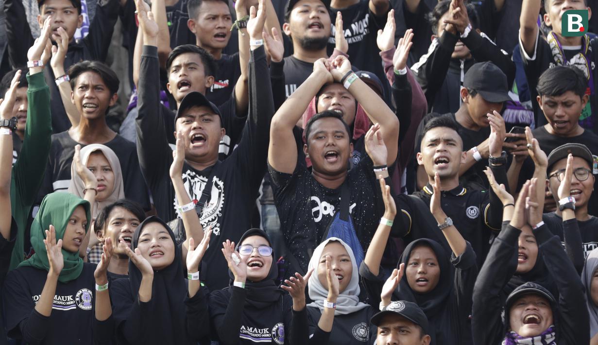 Suporter Persita saat menyaksikan pertandingan Persita Tangeran melawan PSM Makassar pada laga Shopee Liga 1 di Stadion Sport Center, Tangerang, Jumat (6/3). Persita memiliki suporter setia dan fanatik seperti La Viola dan Southern Ultras Persita. (Bola.com/M. Iqbal Icshan)