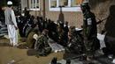 Pasukan Taliban berbuka puasa selama bulan suci Ramadhan di dekat Masjid Wazir Akber khan di Kabul, Afghanistan (4/4/2022). (AFP/Ahmad Sahel Arman)