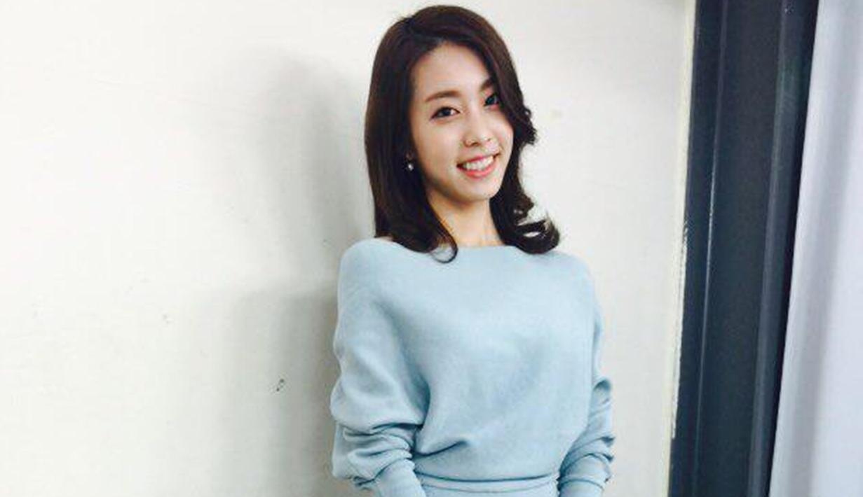 Jo Eun Jung dan So Ji Sub telah dikonfirmasi mengenai hubungan asmara yang sedang terjalin. Jo Eun Jung sendiri merupakan seorang wartawan salah satu stasiun televisi di Korea. (Liputan6.com/Twitter/@OGNEunJung)