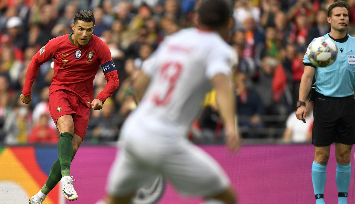 Penyerang Portugal, Cristiano Ronaldo, melepaskan tendangan ke arah gawang Swiss pada laga UEFA Nations League di Estadio Do Dragao pada Kamis (6/6) dini hari WIB. Portugal menang 3-1 atas Swiss. (AP/Martin Meissner)